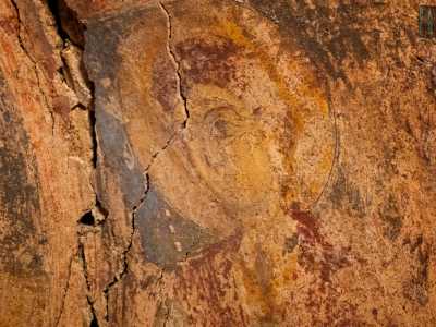 ...e sulla destra l�arcangelo Michele, riconoscibile dalle ali colorate dal bianco al bruno